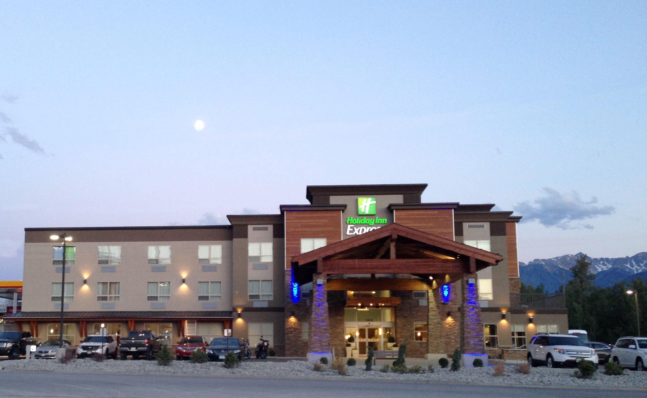 Holiday Inn Express Golden-Kicking Horse By Ihg Esterno foto