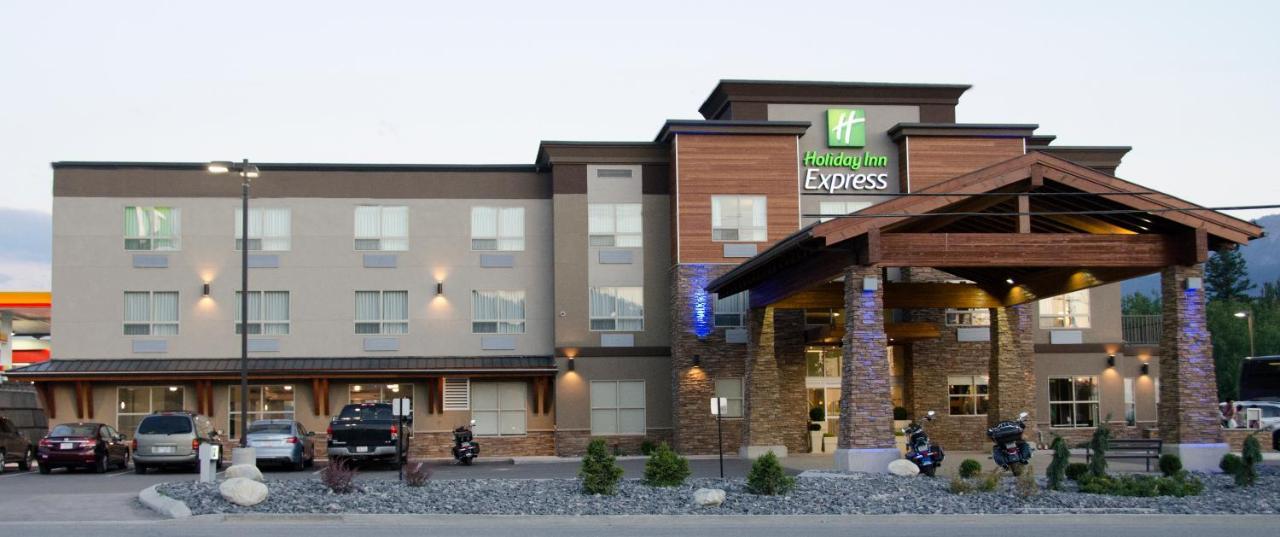 Holiday Inn Express Golden-Kicking Horse By Ihg Esterno foto