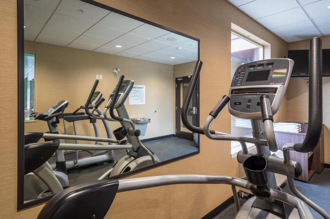 Holiday Inn Express Golden-Kicking Horse By Ihg Esterno foto