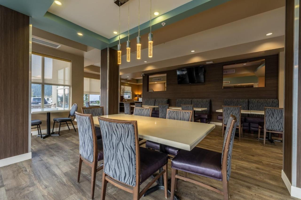 Holiday Inn Express Golden-Kicking Horse By Ihg Esterno foto