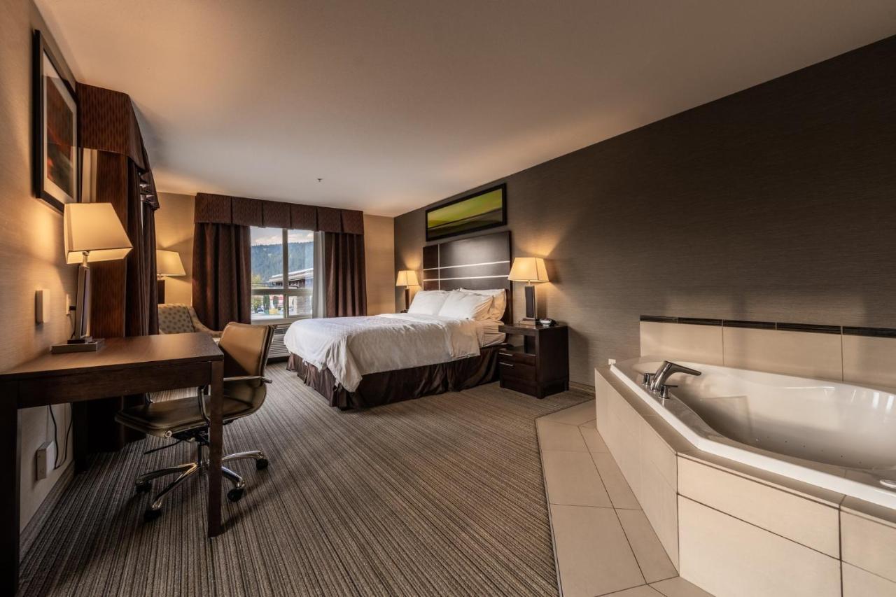 Holiday Inn Express Golden-Kicking Horse By Ihg Esterno foto