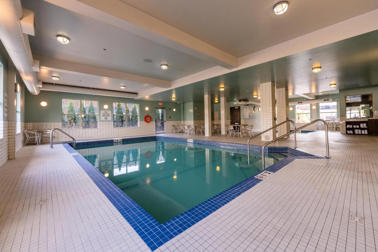 Holiday Inn Express Golden-Kicking Horse By Ihg Esterno foto