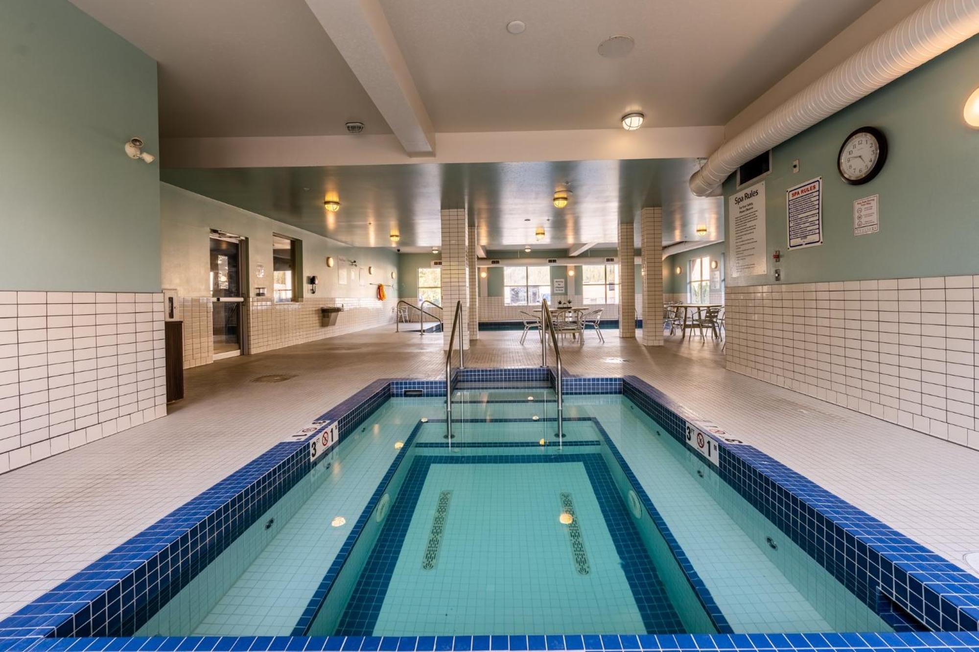 Holiday Inn Express Golden-Kicking Horse By Ihg Esterno foto