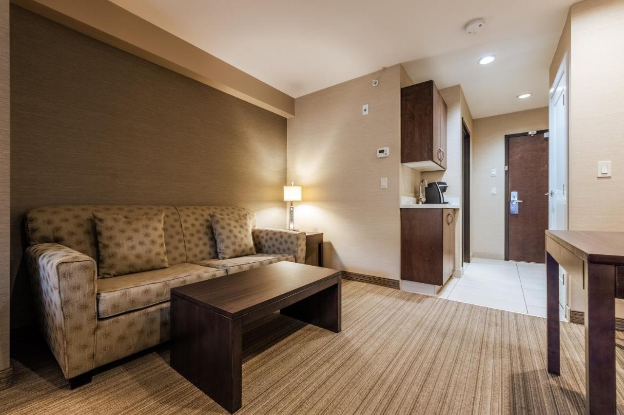 Holiday Inn Express Golden-Kicking Horse By Ihg Esterno foto
