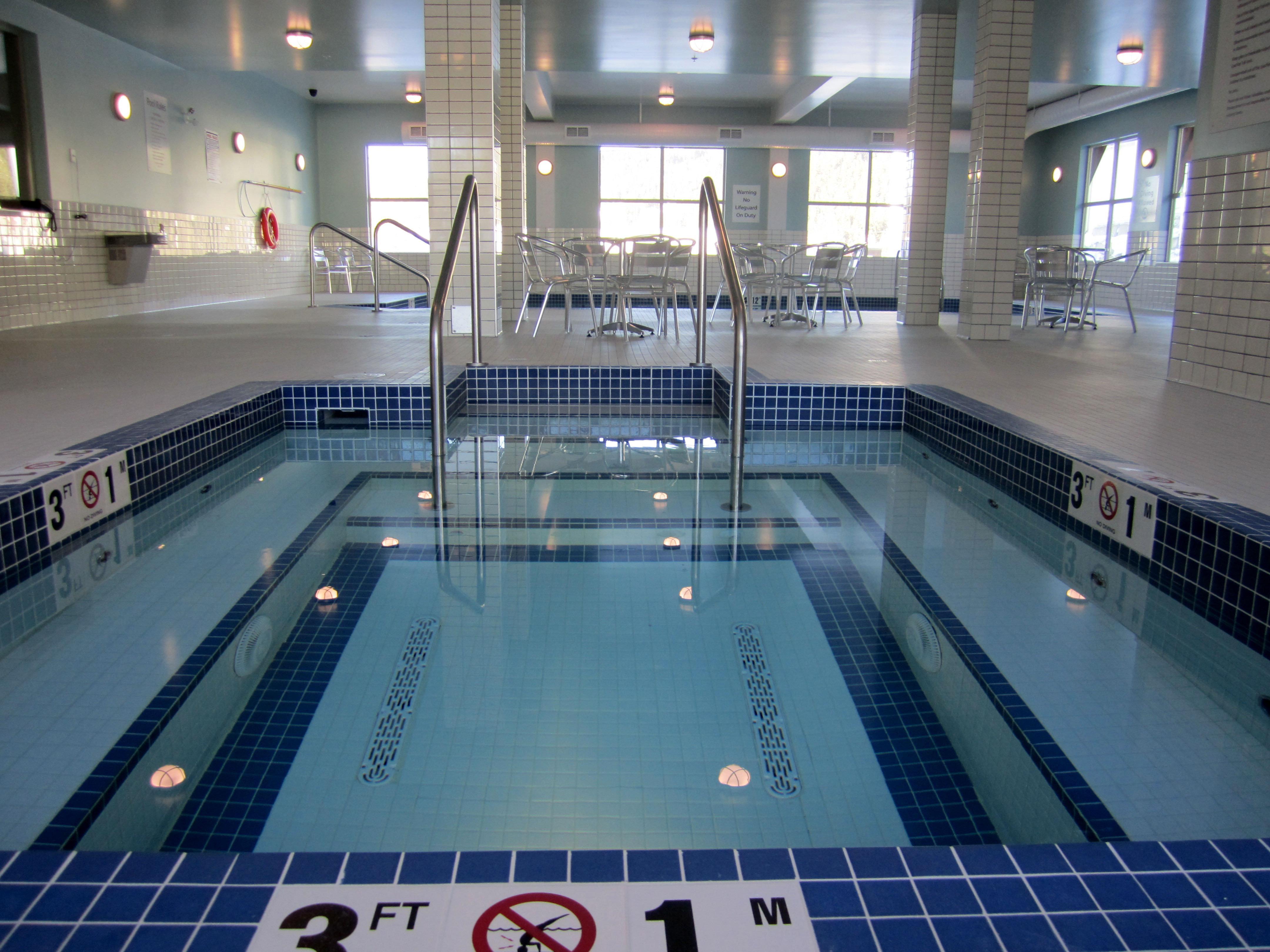 Holiday Inn Express Golden-Kicking Horse By Ihg Esterno foto