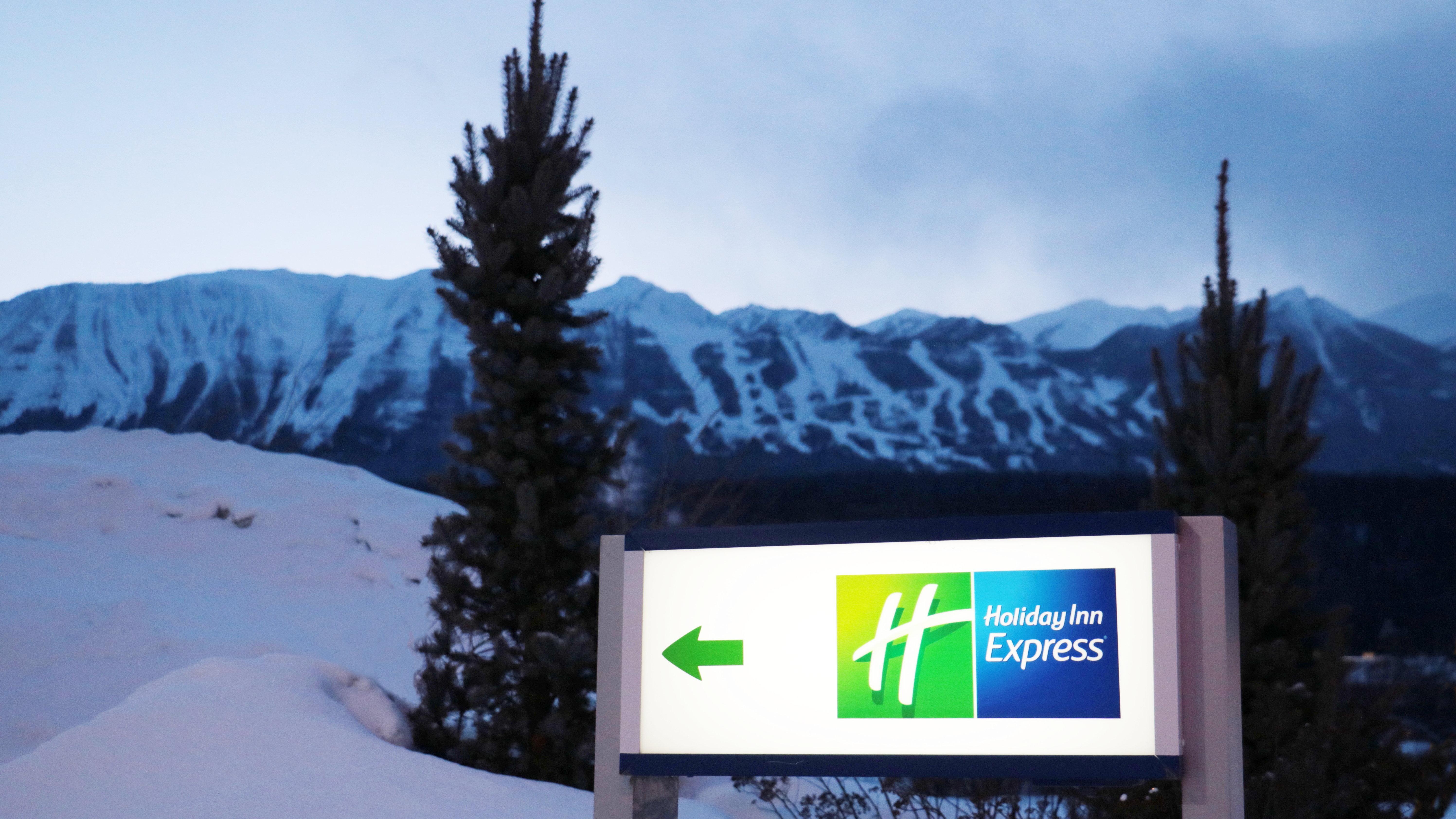 Holiday Inn Express Golden-Kicking Horse By Ihg Esterno foto