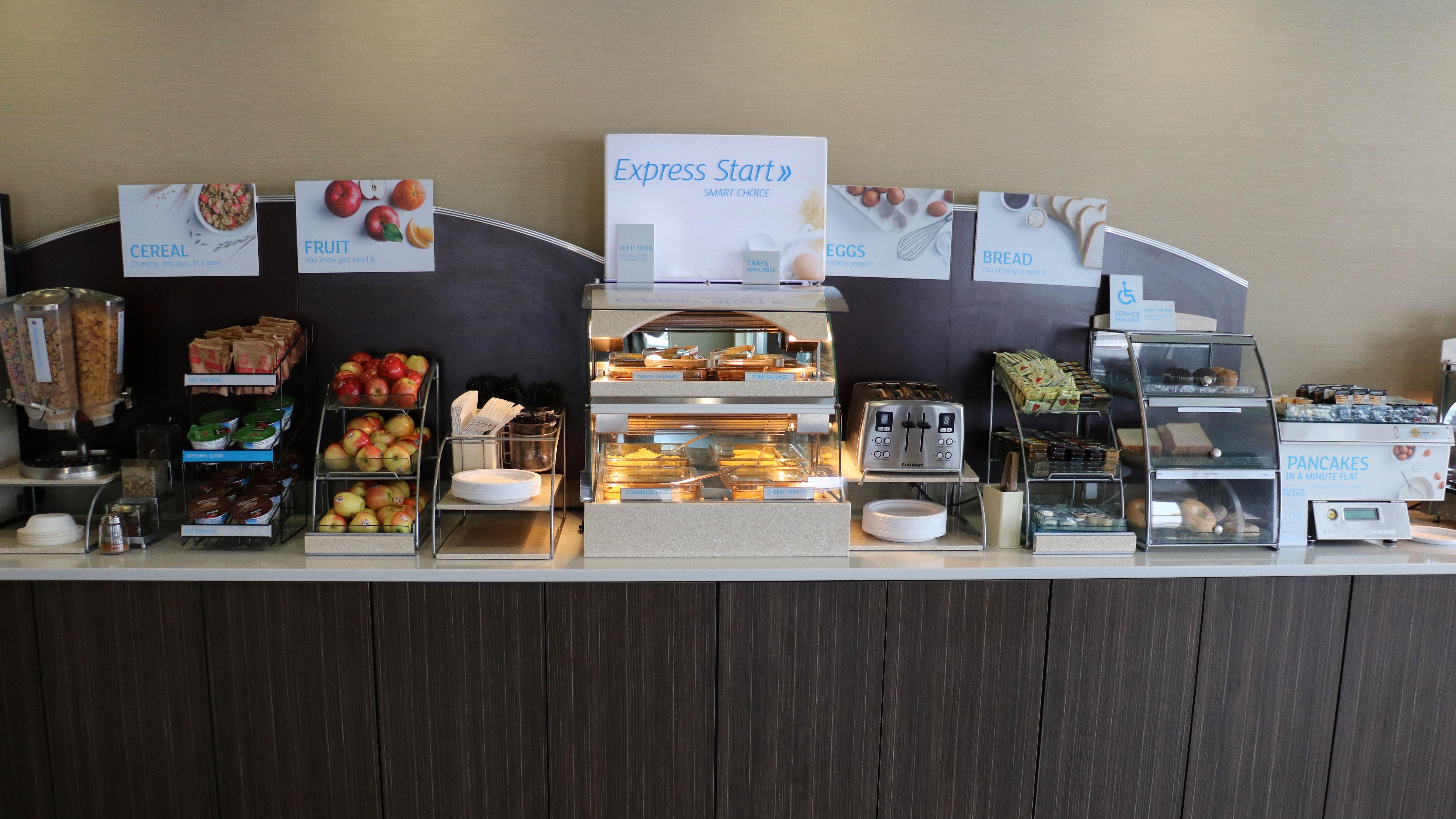 Holiday Inn Express Golden-Kicking Horse By Ihg Esterno foto