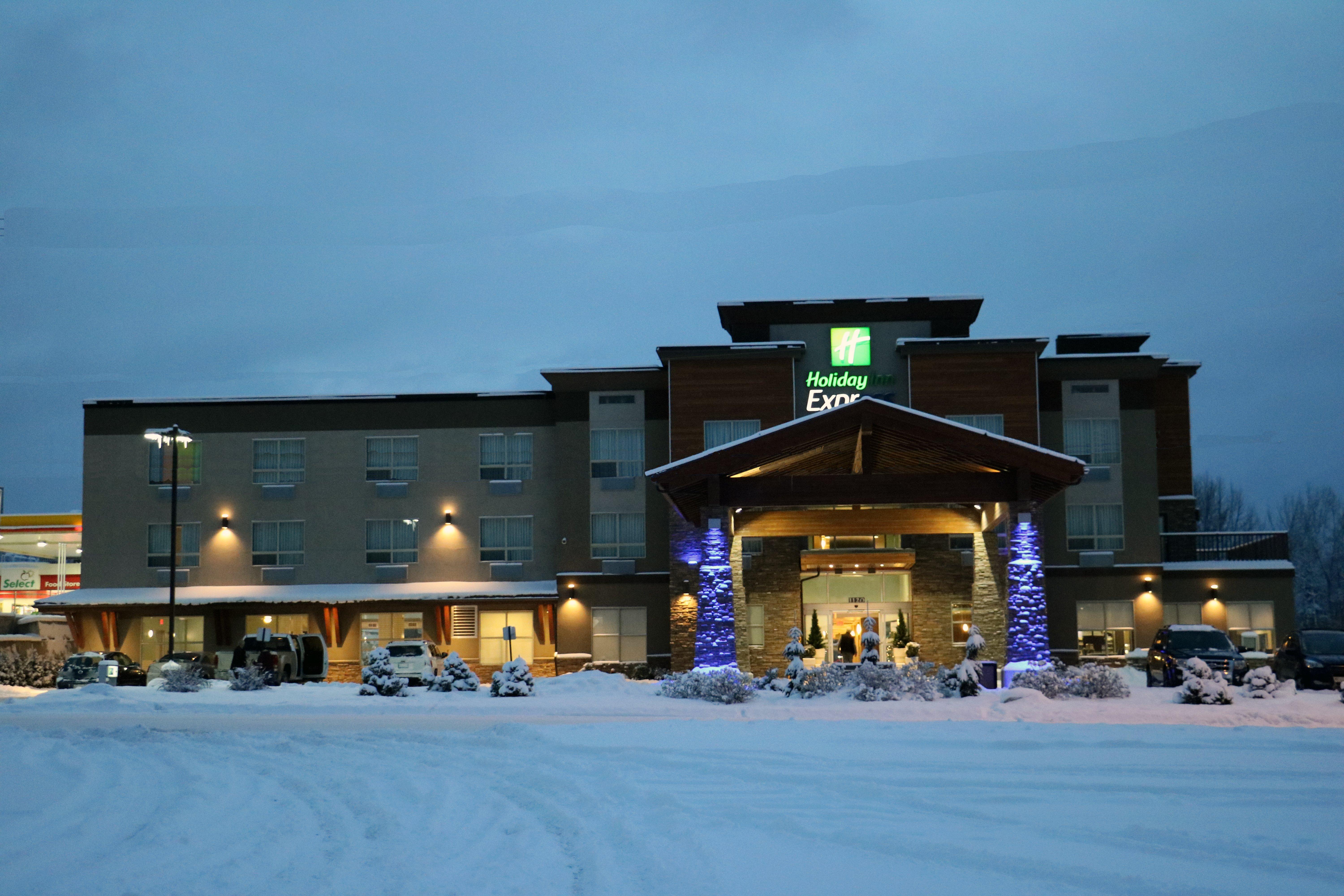 Holiday Inn Express Golden-Kicking Horse By Ihg Esterno foto