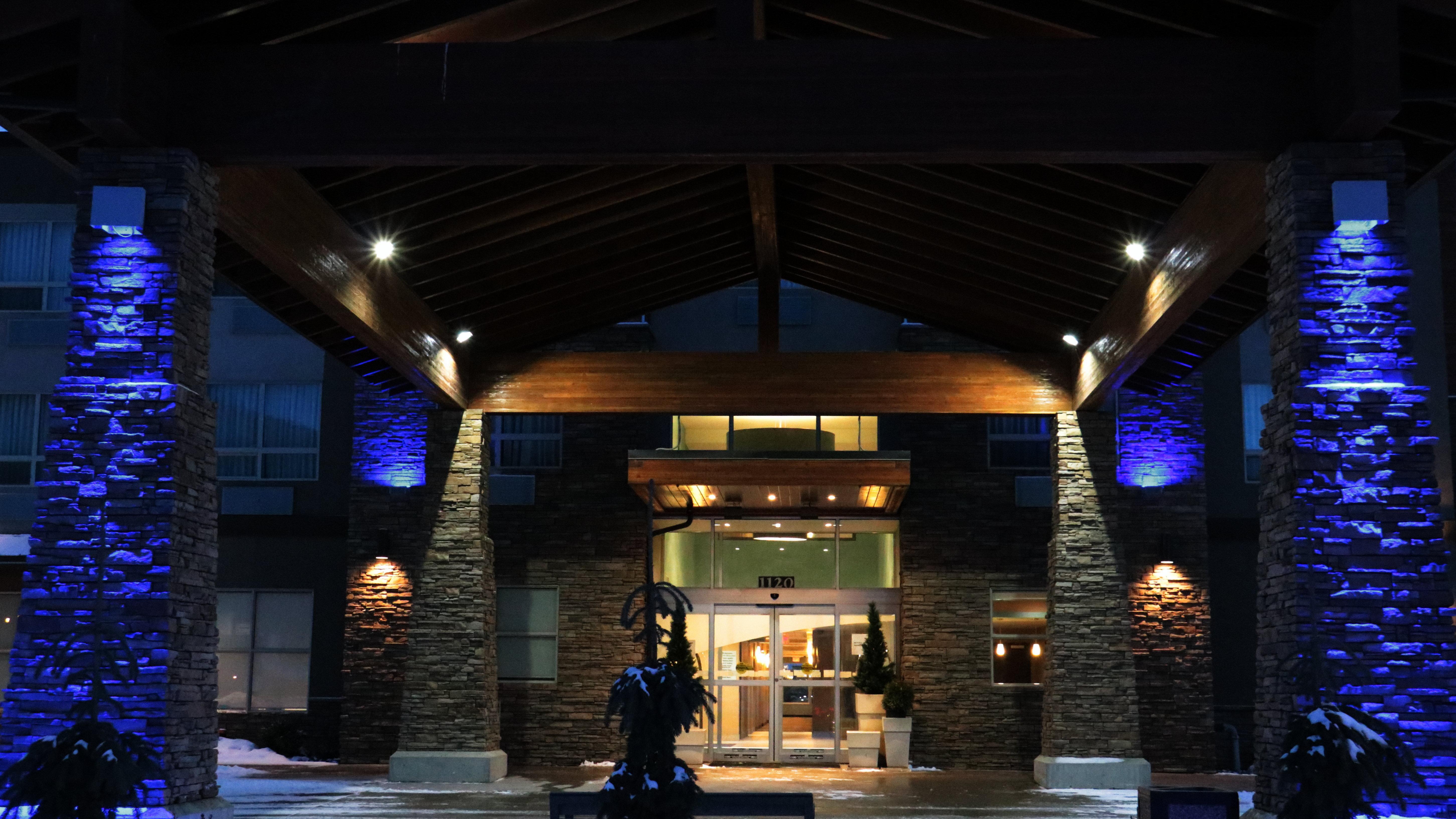 Holiday Inn Express Golden-Kicking Horse By Ihg Esterno foto