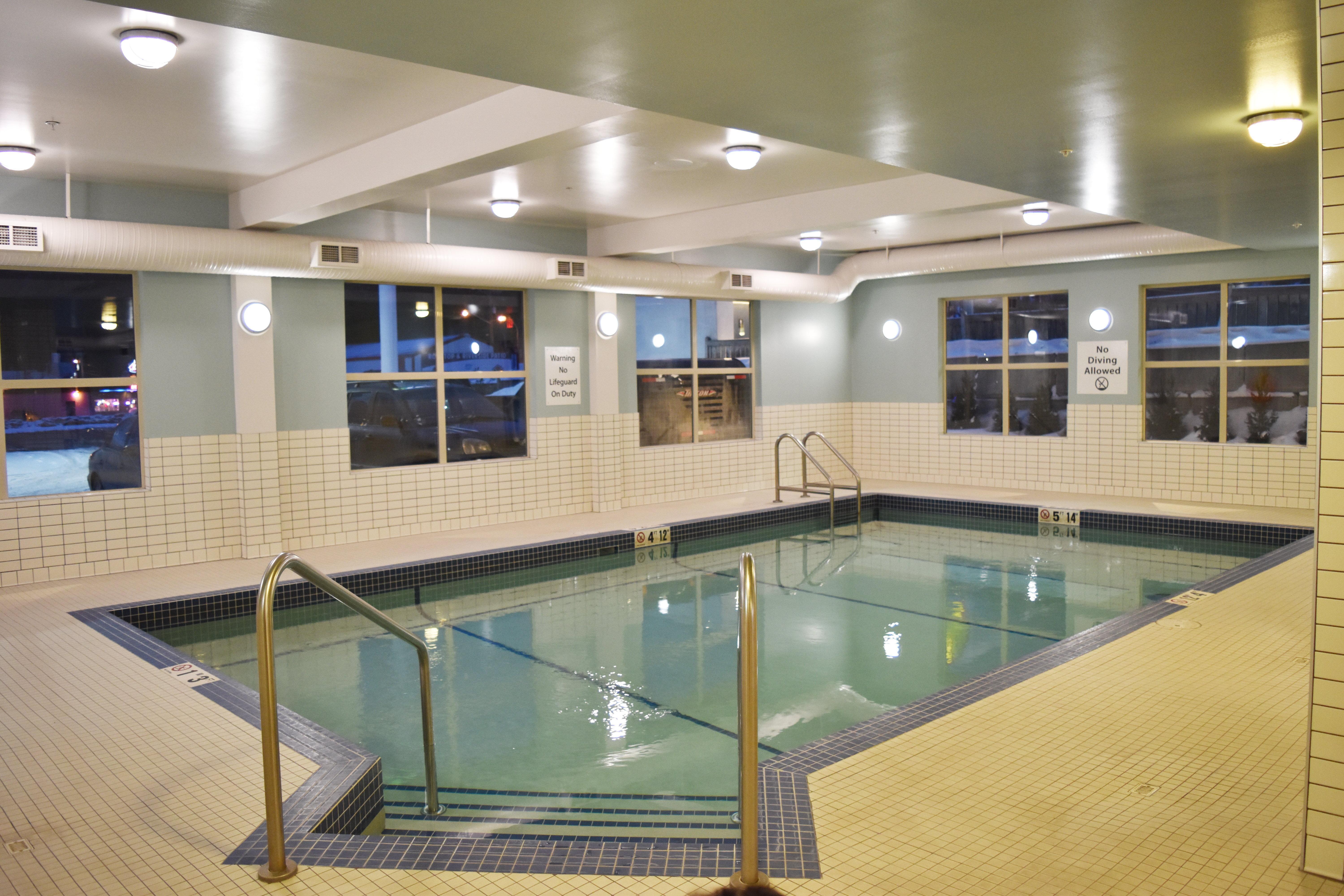 Holiday Inn Express Golden-Kicking Horse By Ihg Esterno foto