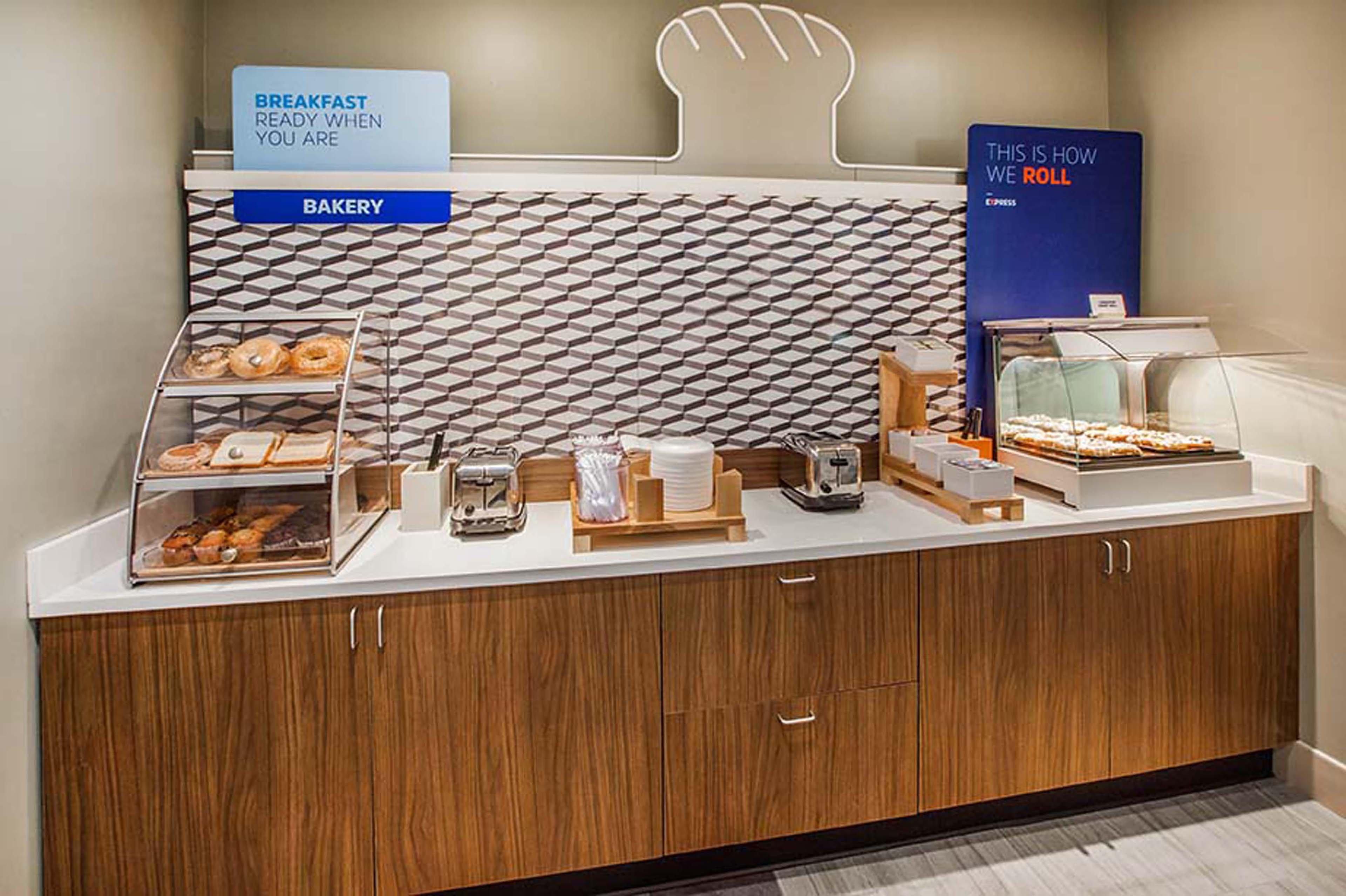 Holiday Inn Express Golden-Kicking Horse By Ihg Esterno foto