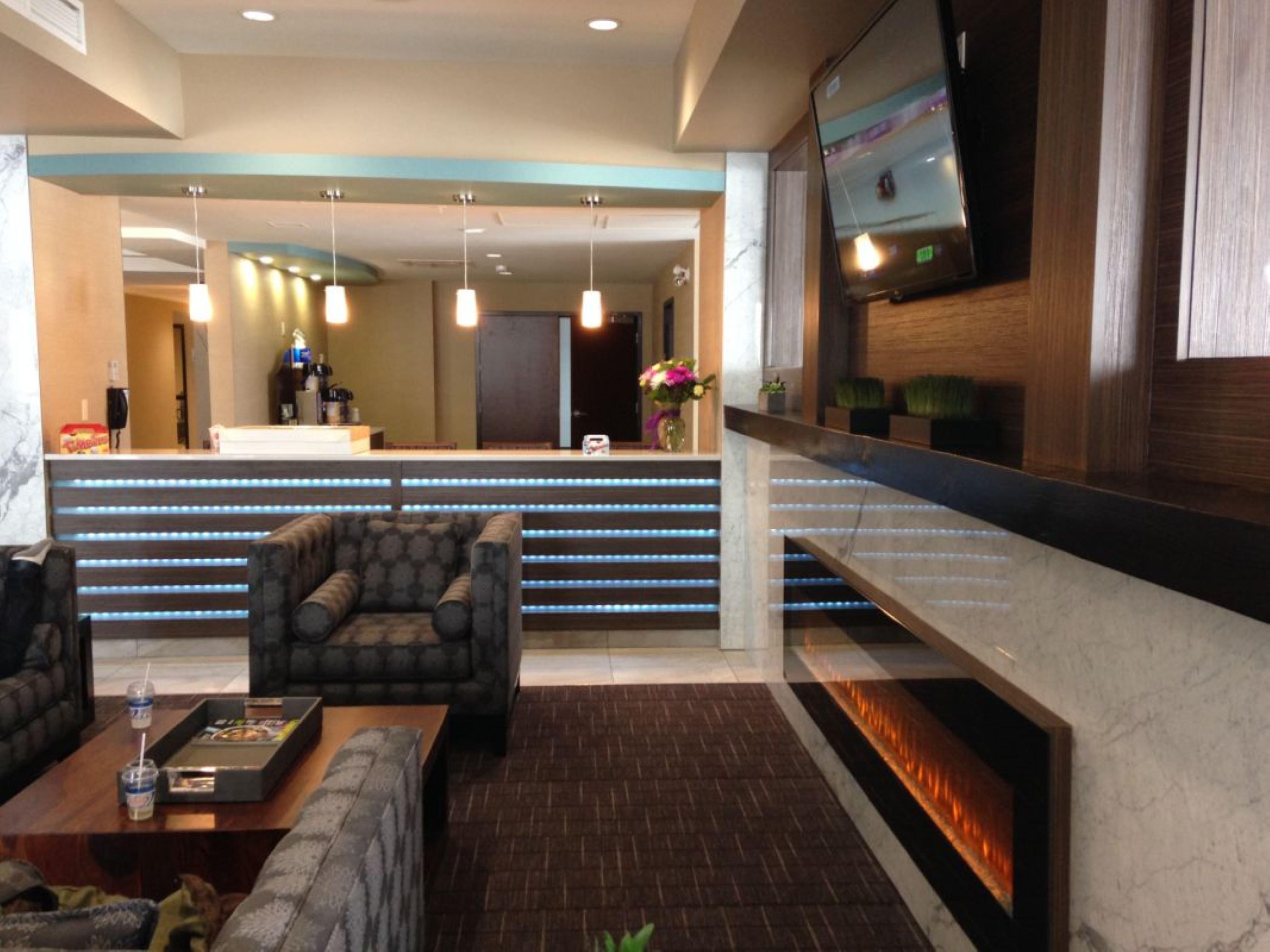 Holiday Inn Express Golden-Kicking Horse By Ihg Esterno foto