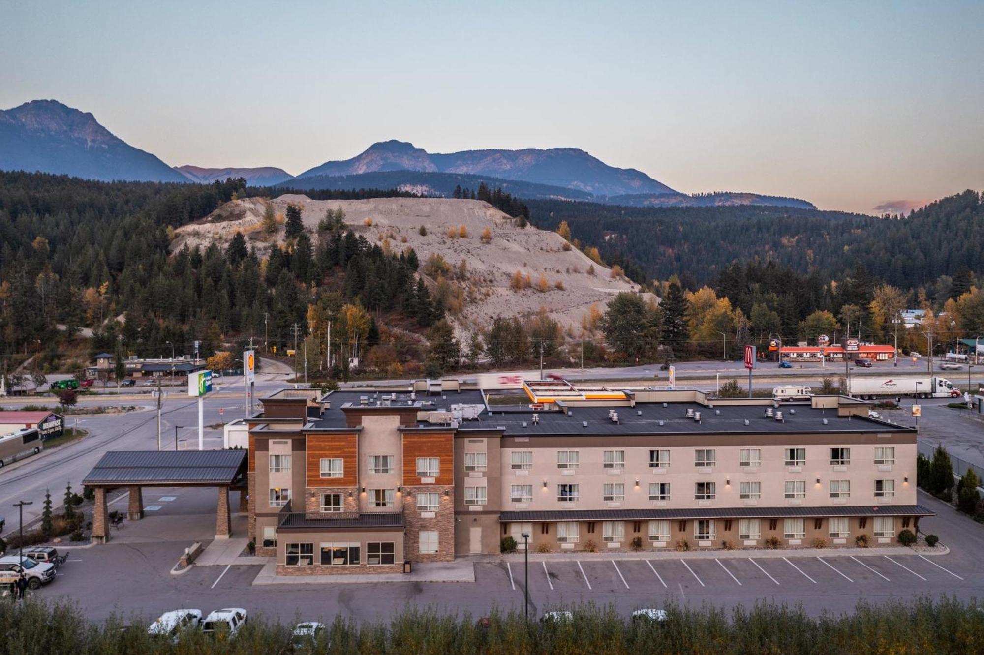Holiday Inn Express Golden-Kicking Horse By Ihg Esterno foto