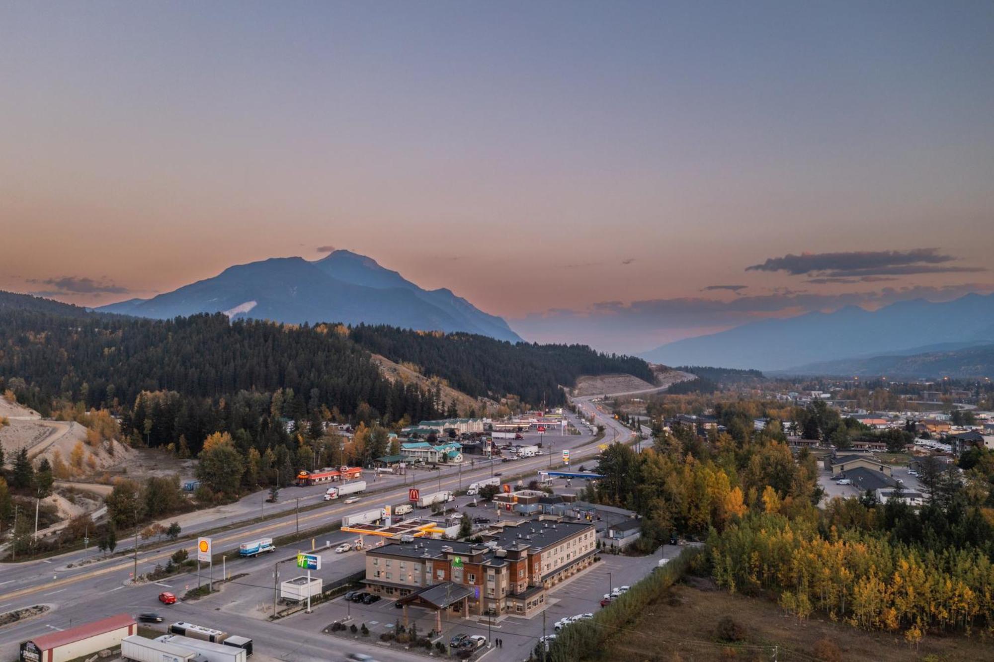 Holiday Inn Express Golden-Kicking Horse By Ihg Esterno foto