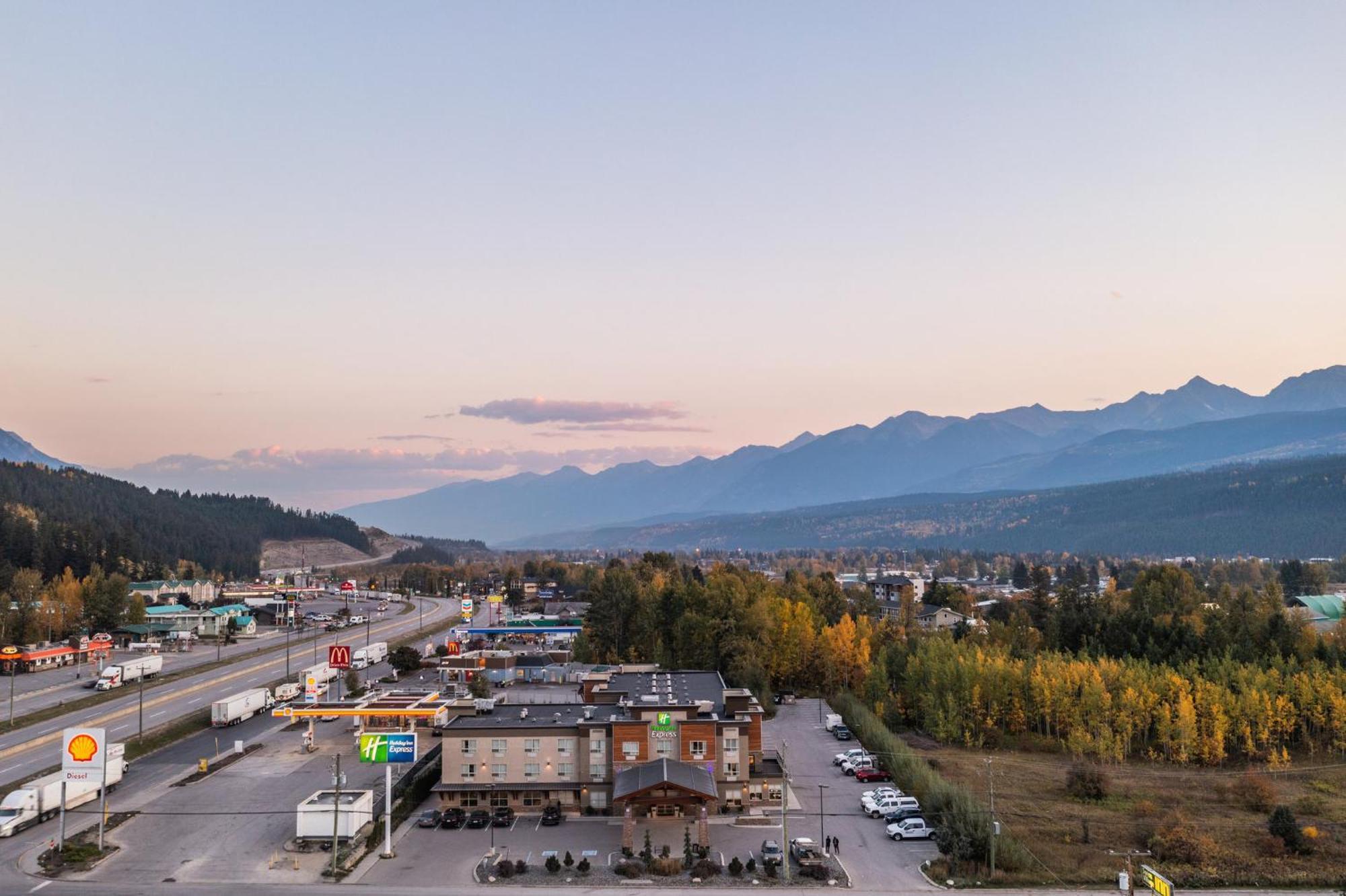 Holiday Inn Express Golden-Kicking Horse By Ihg Esterno foto