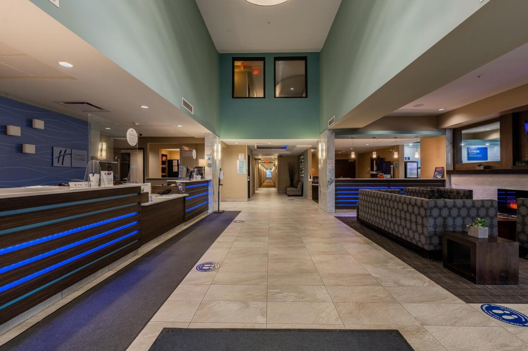 Holiday Inn Express Golden-Kicking Horse By Ihg Esterno foto