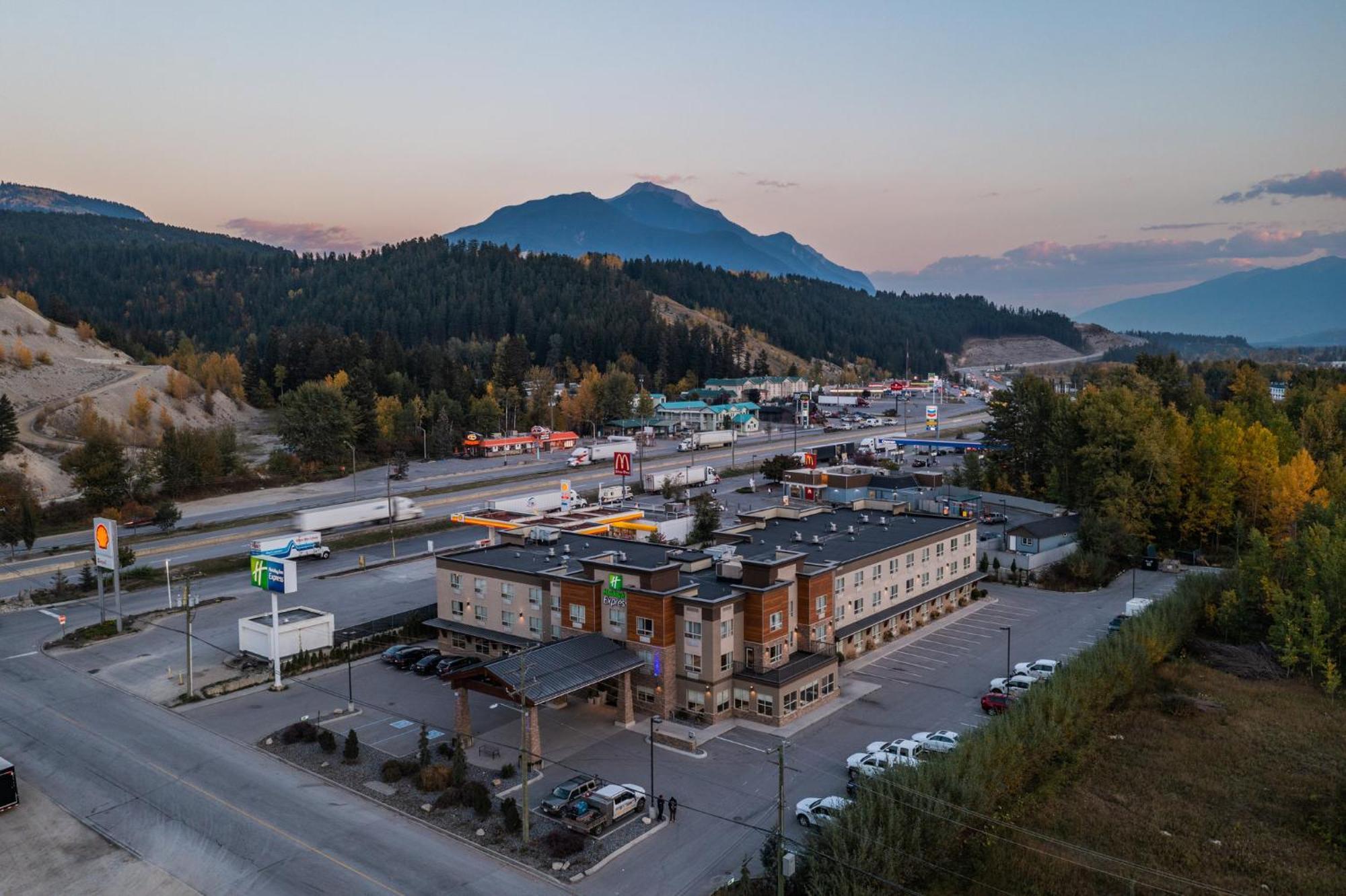 Holiday Inn Express Golden-Kicking Horse By Ihg Esterno foto