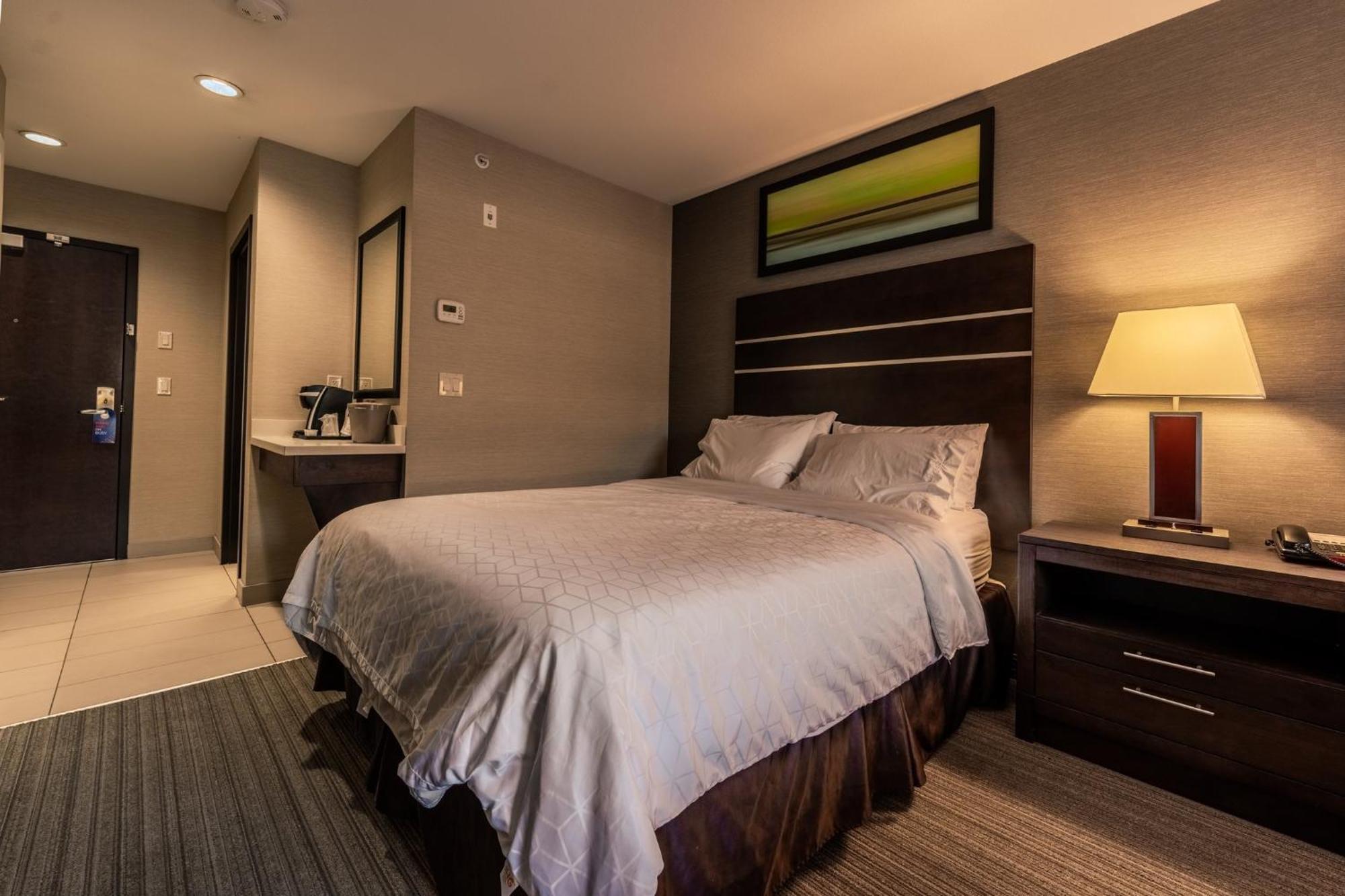 Holiday Inn Express Golden-Kicking Horse By Ihg Esterno foto